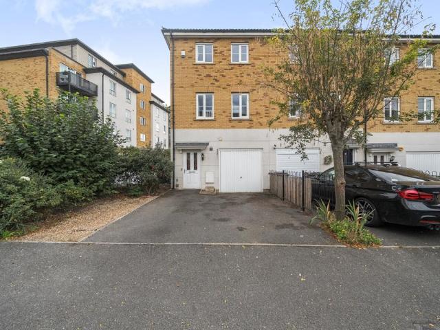 4 bedroom end of terrace house for sale