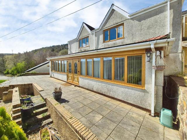 4 bedroom end of terrace house for sale