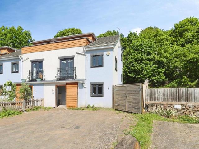 4 bedroom end of terrace house for sale