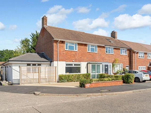4 bedroom end of terrace house for sale