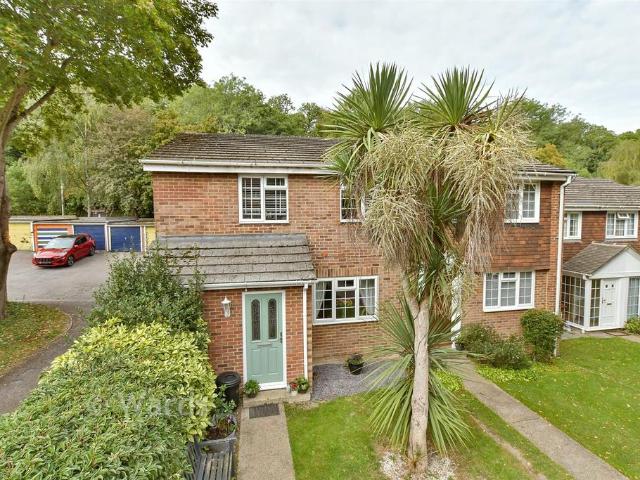 4 bedroom end of terrace house for sale