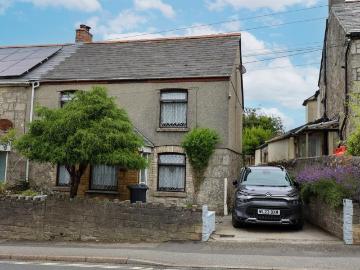 4 bedroom end of terrace house for sale