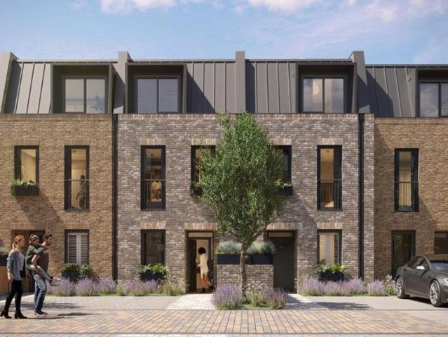 4 bedroom end of terrace house for sale