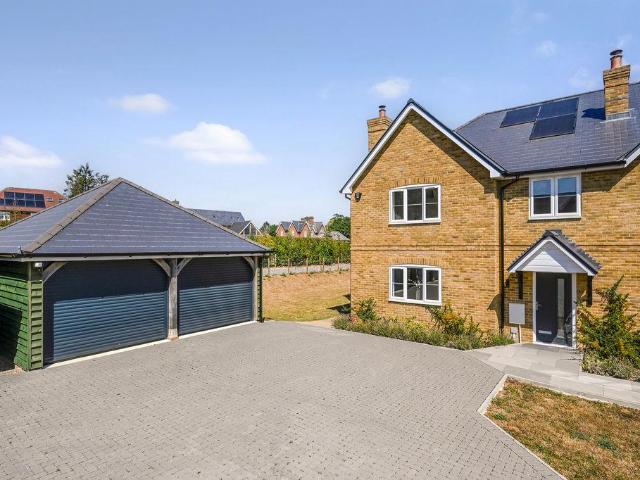 4 bedroom end of terrace house for sale