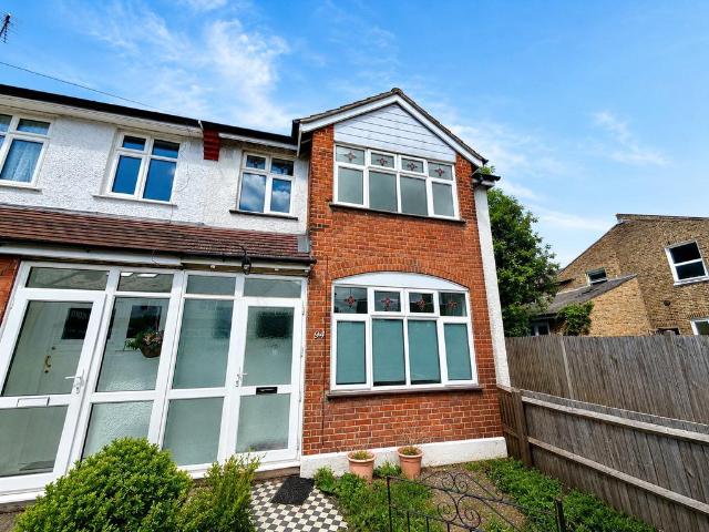 4 bedroom end of terrace house for sale
