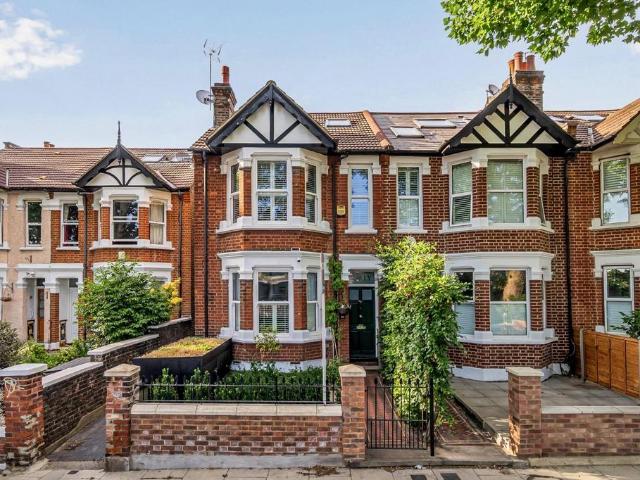 4 bedroom end of terrace house for sale
