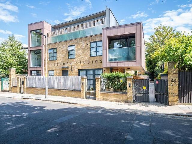 4 bedroom end of terrace house for sale