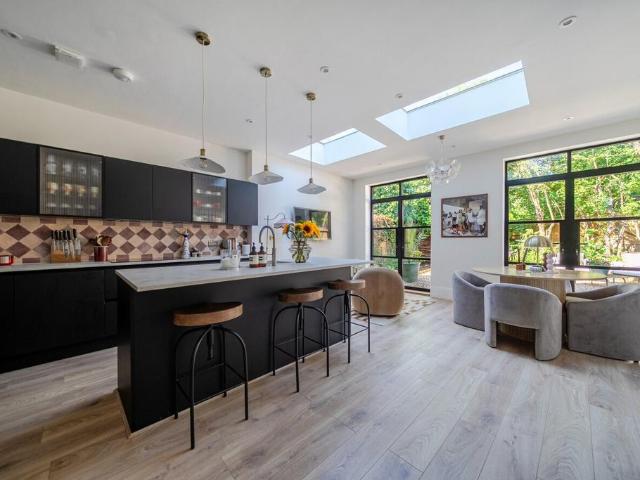 4 bedroom end of terrace house for sale