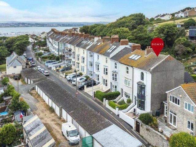 4 bedroom end of terrace house for sale