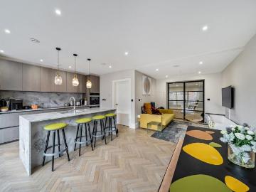 4 bedroom end of terrace house for sale