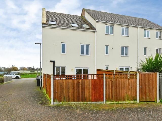 4 bedroom end of terrace house for sale