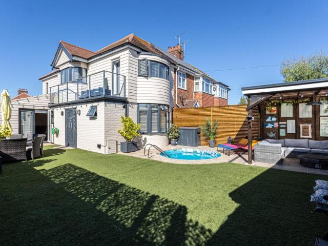 4 bedroom end of terrace house for sale