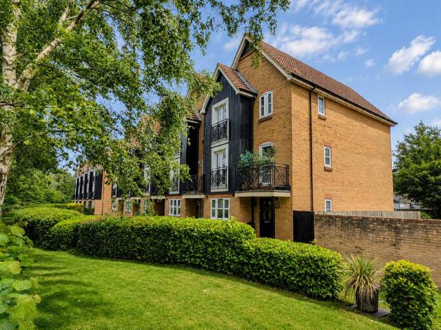 4 bedroom end of terrace house for sale
