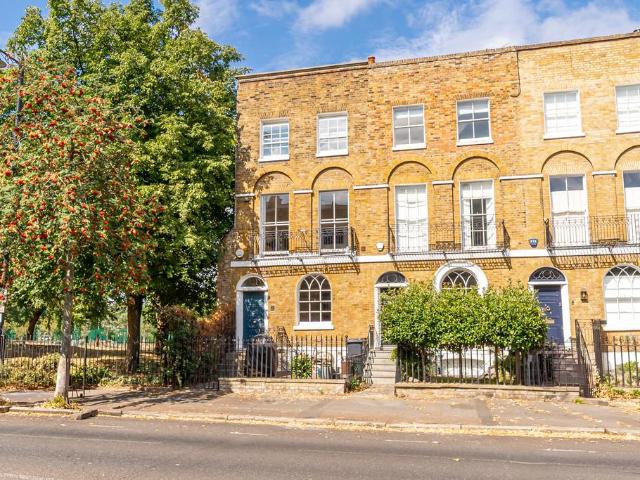 4 bedroom end of terrace house for sale