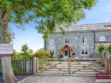 4 bedroom end of terrace house for sale