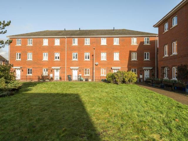 4 bedroom end of terrace house for sale
