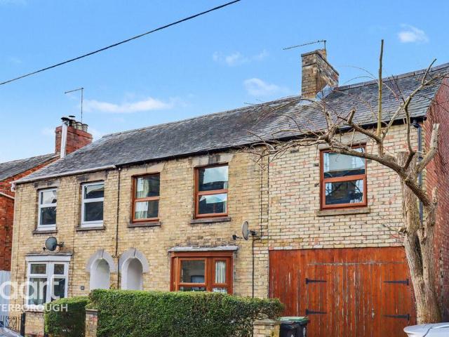 4 bedroom end of terrace house for sale