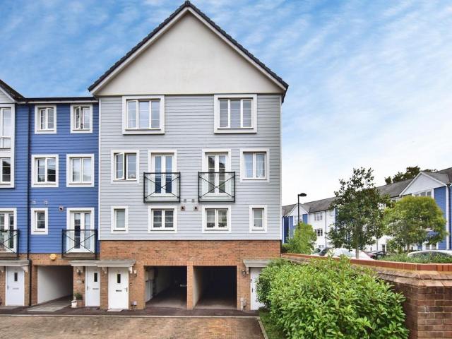 4 bedroom end of terrace house for sale