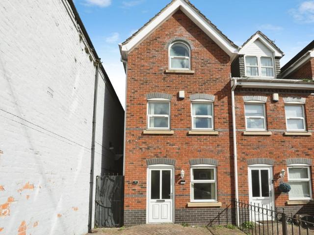 4 bedroom end of terrace house for sale
