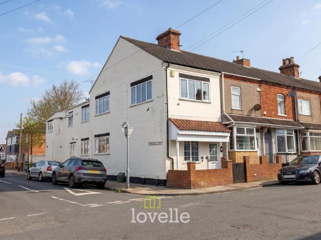 4 bedroom end of terrace house for sale