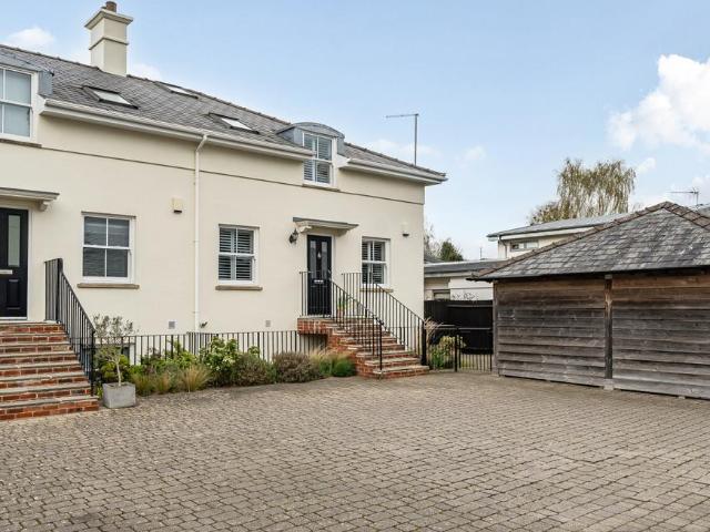 4 bedroom end of terrace house for sale