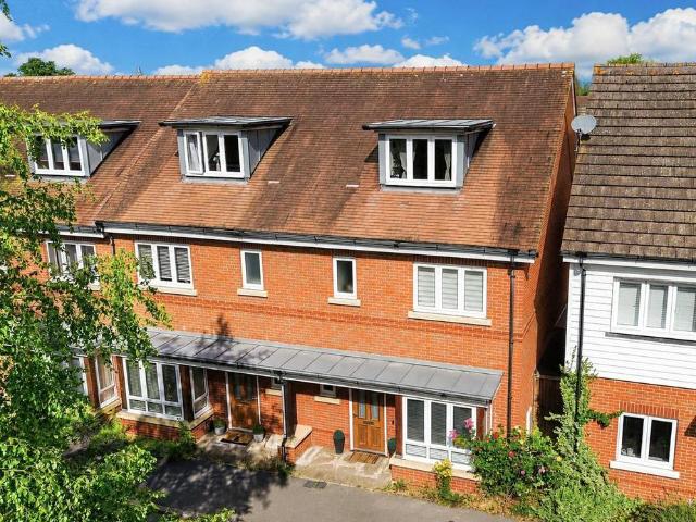 4 bedroom end of terrace house for sale
