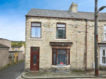 4 bedroom end of terrace house for sale