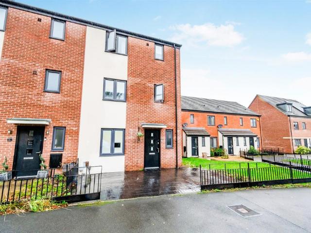 4 bedroom end of terrace house for sale
