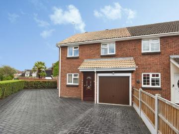 4 bedroom end of terrace house for sale