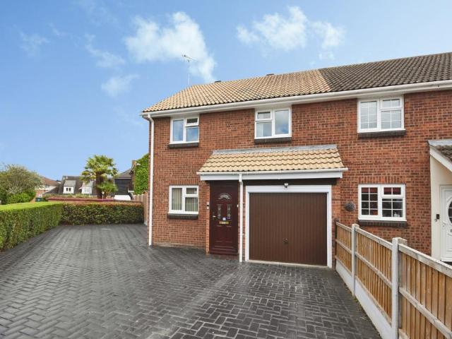 4 bedroom end of terrace house for sale
