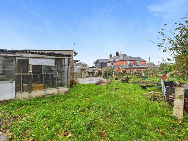 4 bedroom end of terrace house for sale