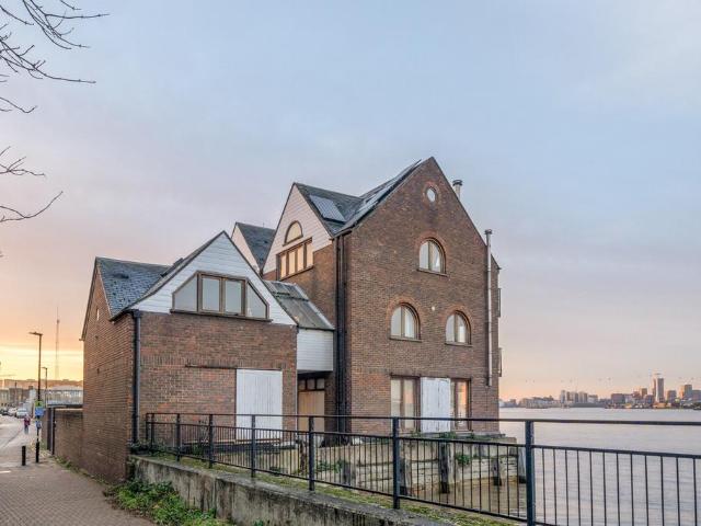 4 bedroom end of terrace house for sale