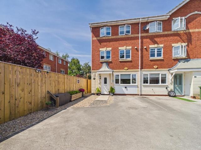 4 bedroom end of terrace house for sale