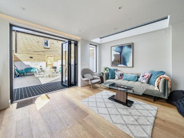 4 bedroom end of terrace house for sale