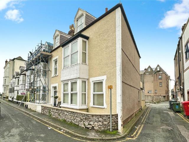 4 bedroom end of terrace house for sale