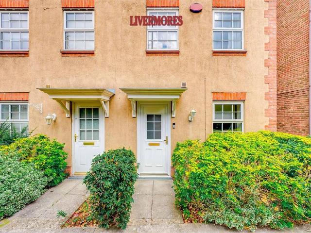 4 bedroom end of terrace house for sale