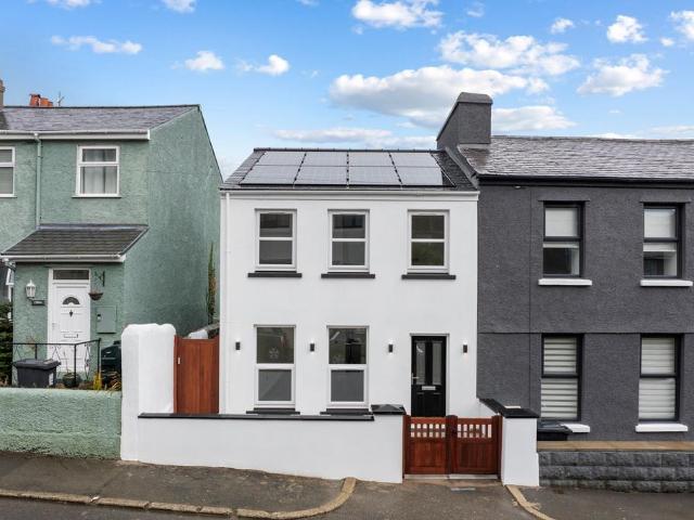 4 bedroom end of terrace house for sale