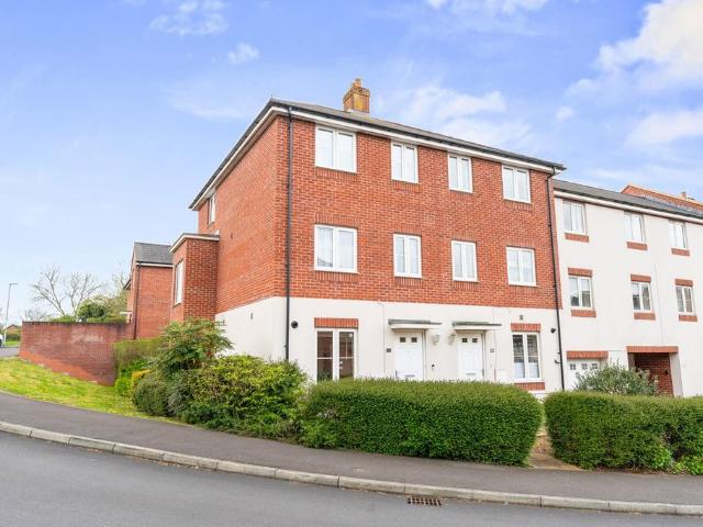 4 bedroom end of terrace house for sale