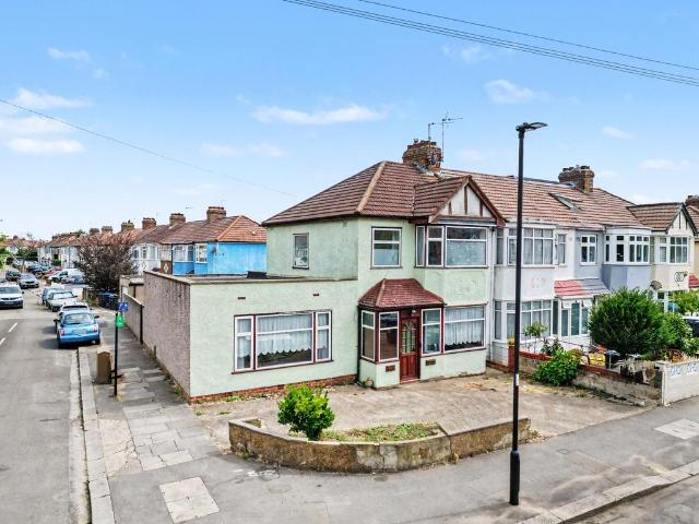 4 bedroom end of terrace house for sale