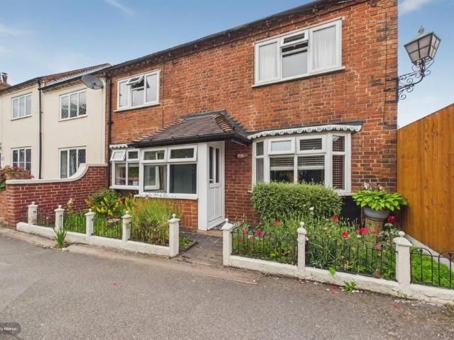 4 bedroom end of terrace house for sale