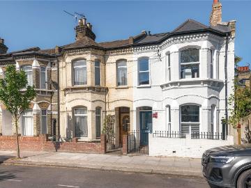 4 bedroom end of terrace house for sale