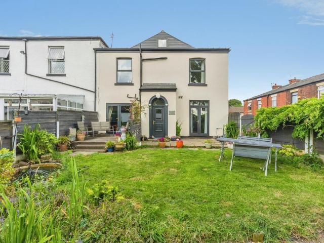 4 bedroom end of terrace house for sale