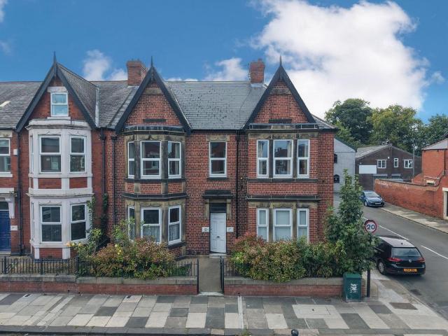 4 bedroom end of terrace house for sale