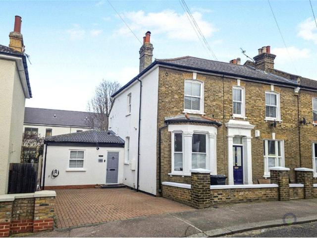 4 bedroom end of terrace house for sale