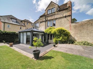 4 bedroom end of terrace house for sale