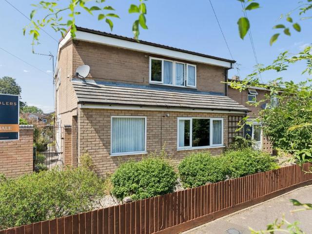4 bedroom end of terrace house for sale