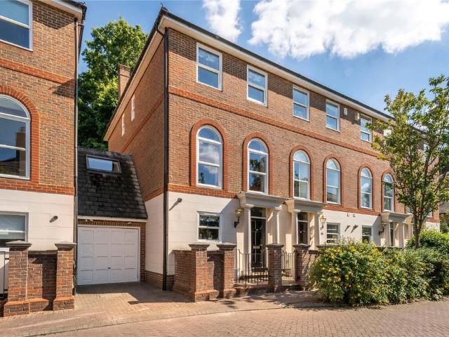 4 bedroom end of terrace house for sale