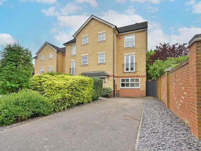 4 bedroom end of terrace house for sale