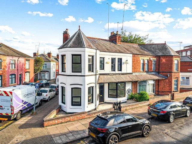 4 bedroom end of terrace house for sale