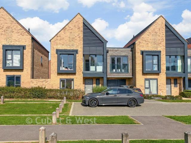 4 bedroom end of terrace house for sale